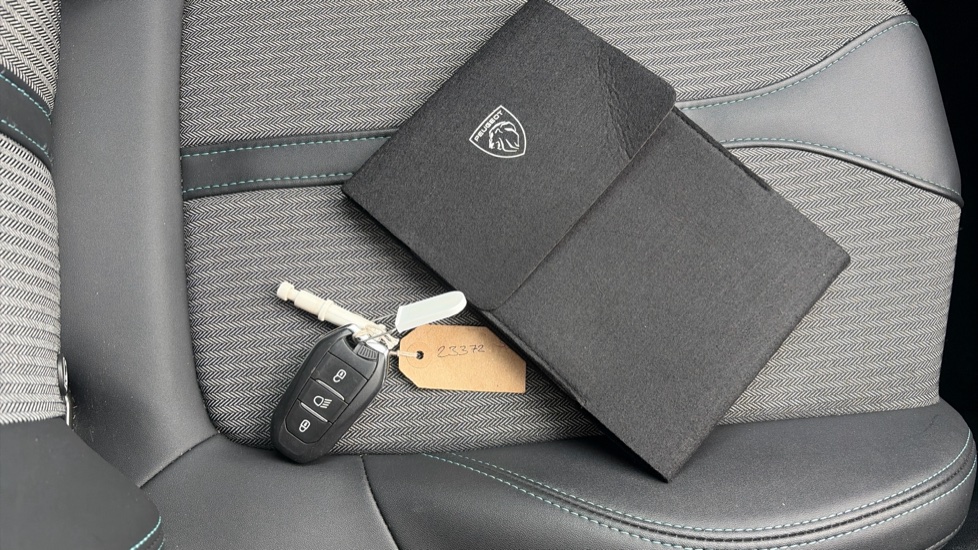 Peugeot 3008 1.6 Hybrid 225 Allure 5dr e-EAT8 Estate - Image 19