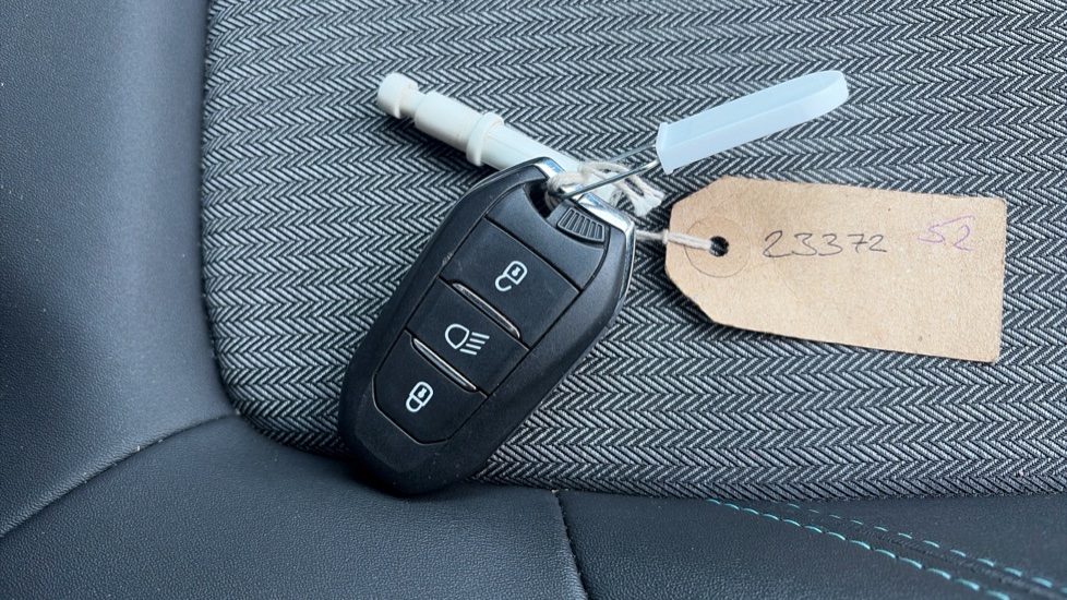 Peugeot 3008 1.6 Hybrid 225 Allure 5dr e-EAT8 Estate - Image 20