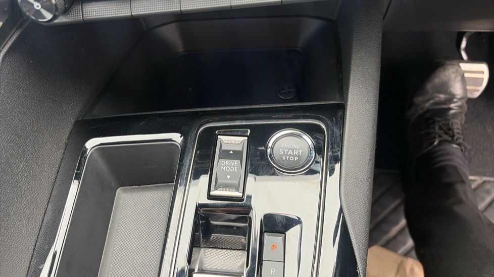Peugeot 3008 1.6 Hybrid 225 Allure 5dr e-EAT8 Estate - Image 22