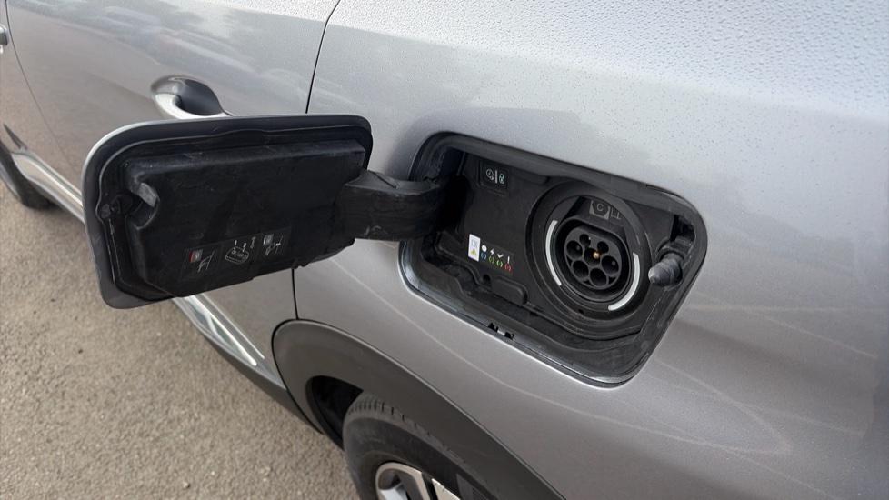 Peugeot 3008 1.6 Hybrid 225 Allure 5dr e-EAT8 Estate - Image 35