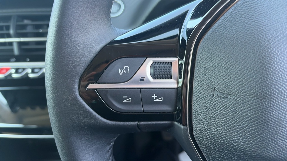 Peugeot 208 1.2 PureTech 100 Allure 5dr Petrol Hatchback - Image 21