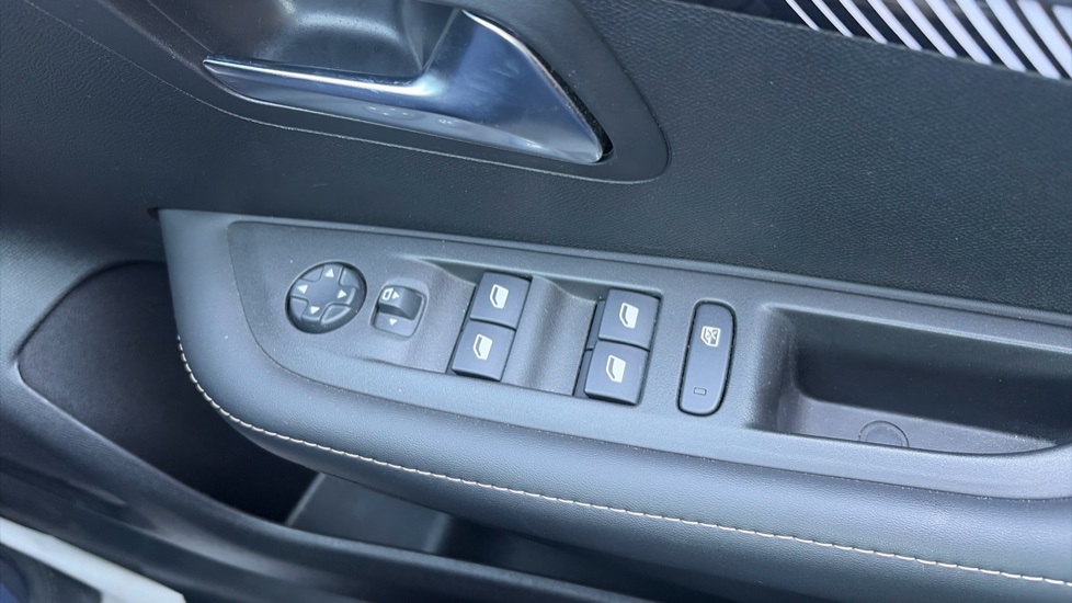 Peugeot 208 1.2 PureTech 100 Allure 5dr Petrol Hatchback - Image 23