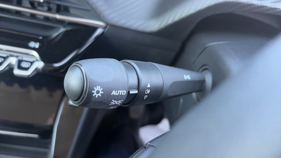 Peugeot 208 1.2 PureTech 100 Allure 5dr Petrol Hatchback - Image 26
