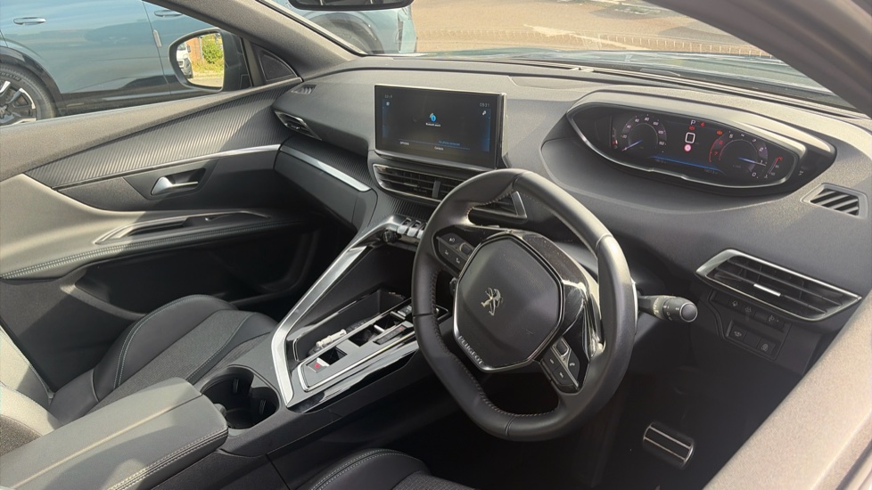 Peugeot 3008 1.2 PureTech Allure 5dr EAT8 Petrol Estate - Image 11