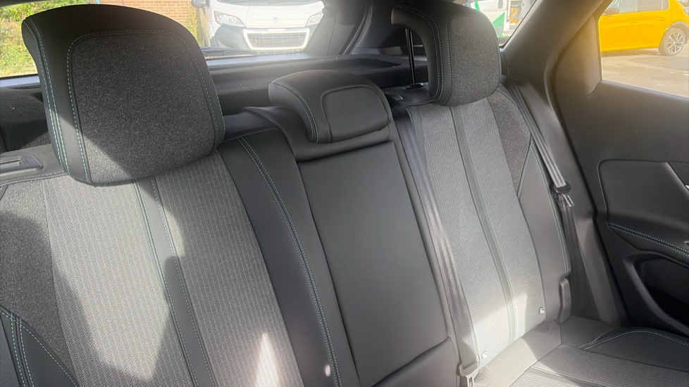 Peugeot 3008 1.2 PureTech Allure 5dr EAT8 Petrol Estate - Image 15
