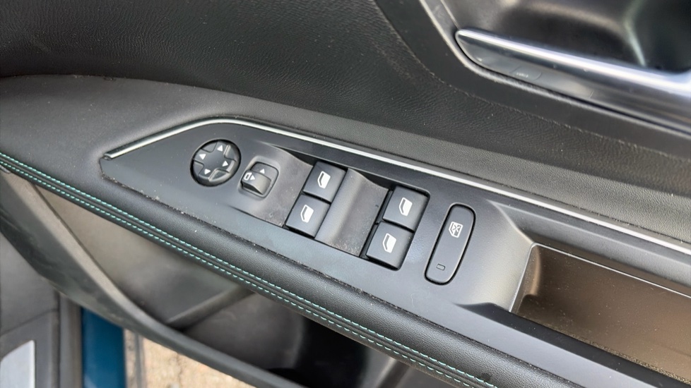 Peugeot 3008 1.2 PureTech Allure 5dr EAT8 Petrol Estate - Image 34