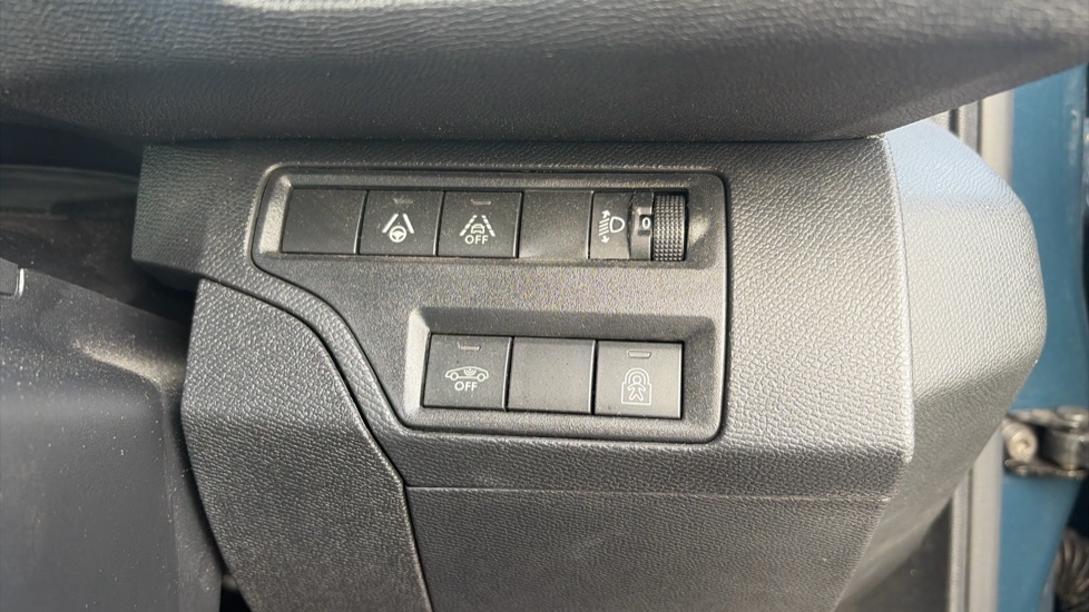 Peugeot 3008 1.2 PureTech Allure 5dr EAT8 Petrol Estate - Image 35
