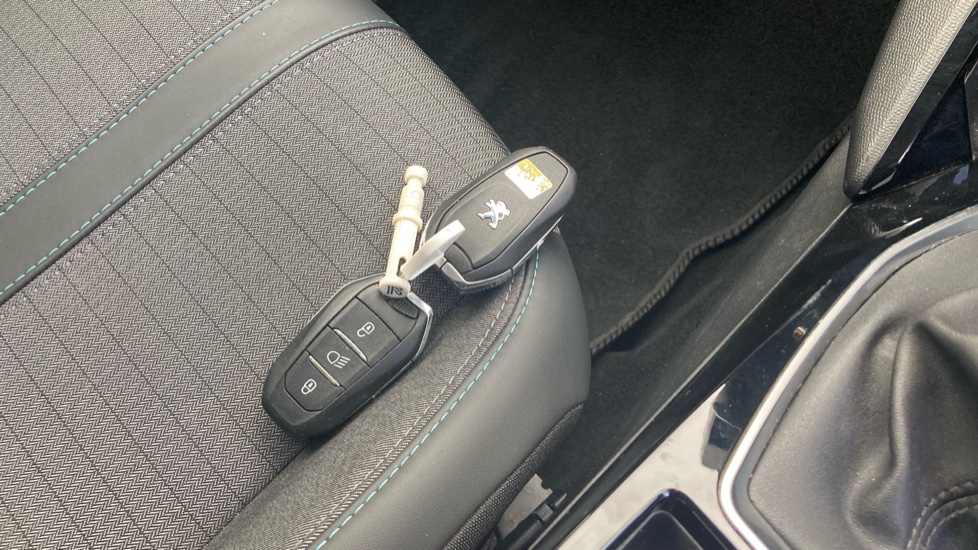 Peugeot 208 1.2 PureTech 100 Allure 5dr Petrol Hatchback - Image 19