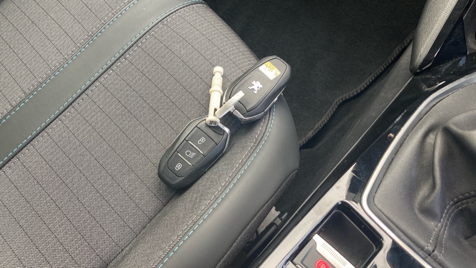Peugeot 208 1.2 PureTech 100 Allure 5dr Petrol Hatchback - Image 20