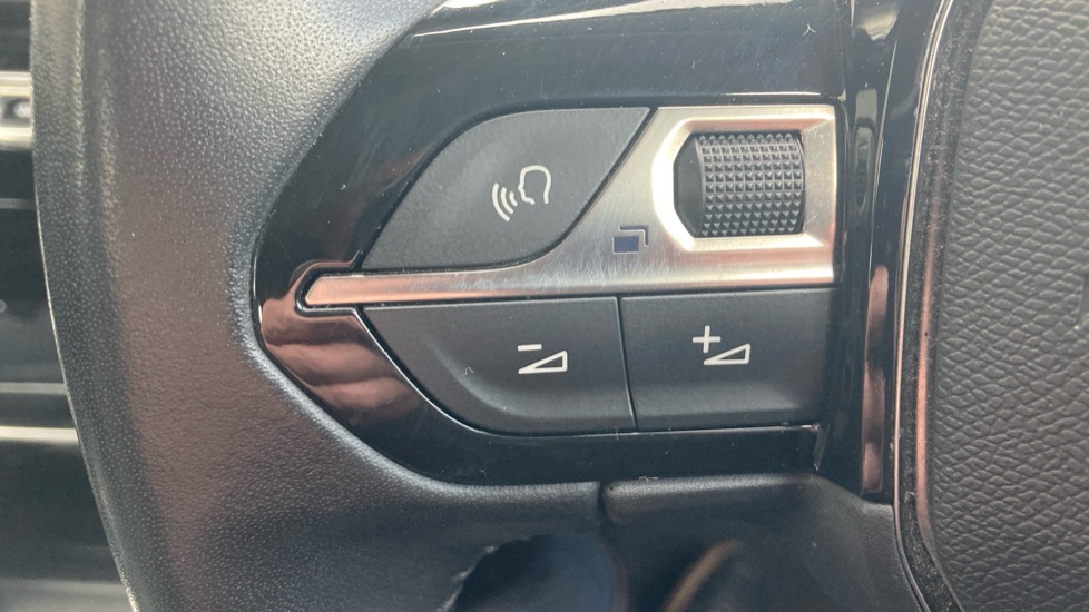 Peugeot 208 1.2 PureTech 100 Allure 5dr Petrol Hatchback - Image 22