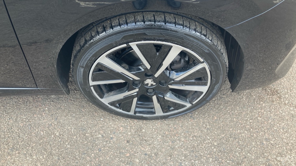 Peugeot 208 1.2 PureTech 100 Allure 5dr Petrol Hatchback - Image 30