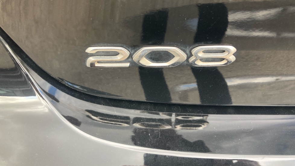 Peugeot 208 1.2 PureTech 100 Allure 5dr Petrol Hatchback - Image 34
