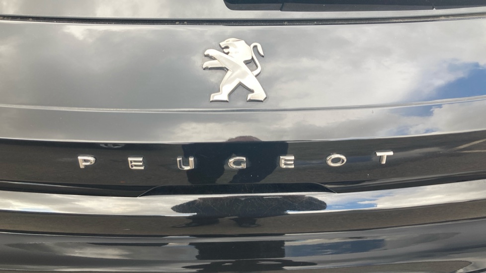 Peugeot 208 1.2 PureTech 100 Allure 5dr Petrol Hatchback - Image 35