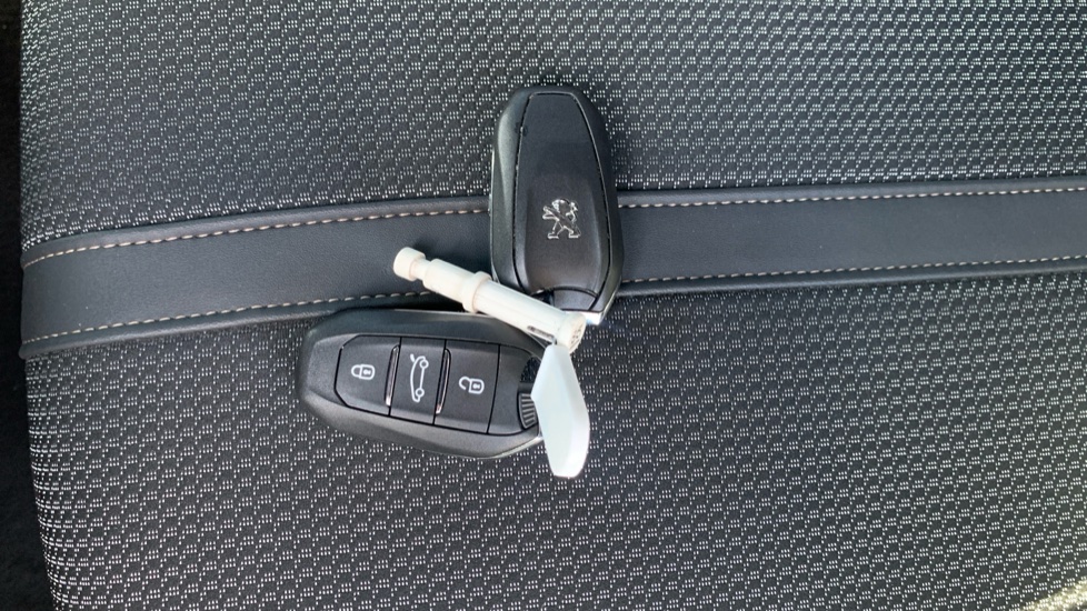 Peugeot 3008 1.2 PureTech GT 5dr EAT8 Petrol Estate - Image 20