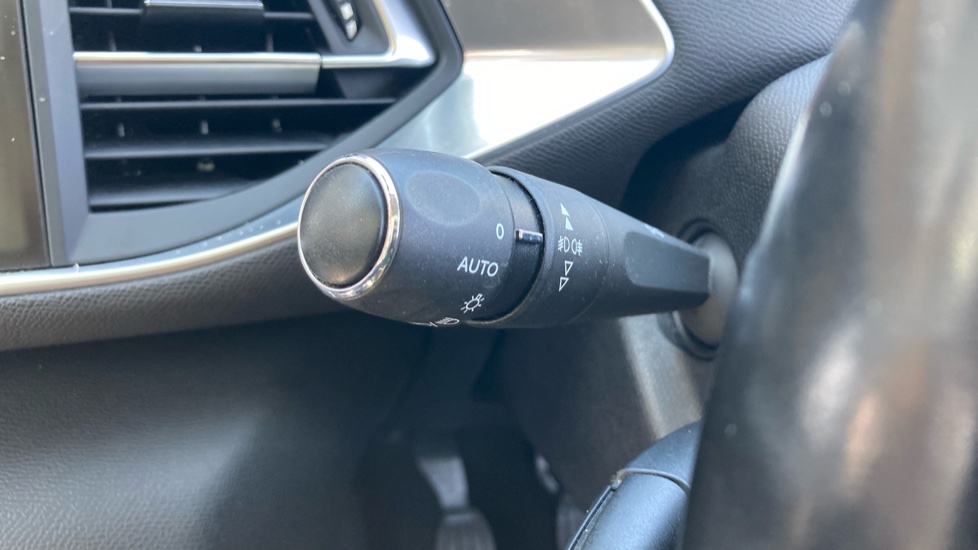 Peugeot 308 1.2 PureTech 130 Allure 5dr Petrol Hatchback - Image 38