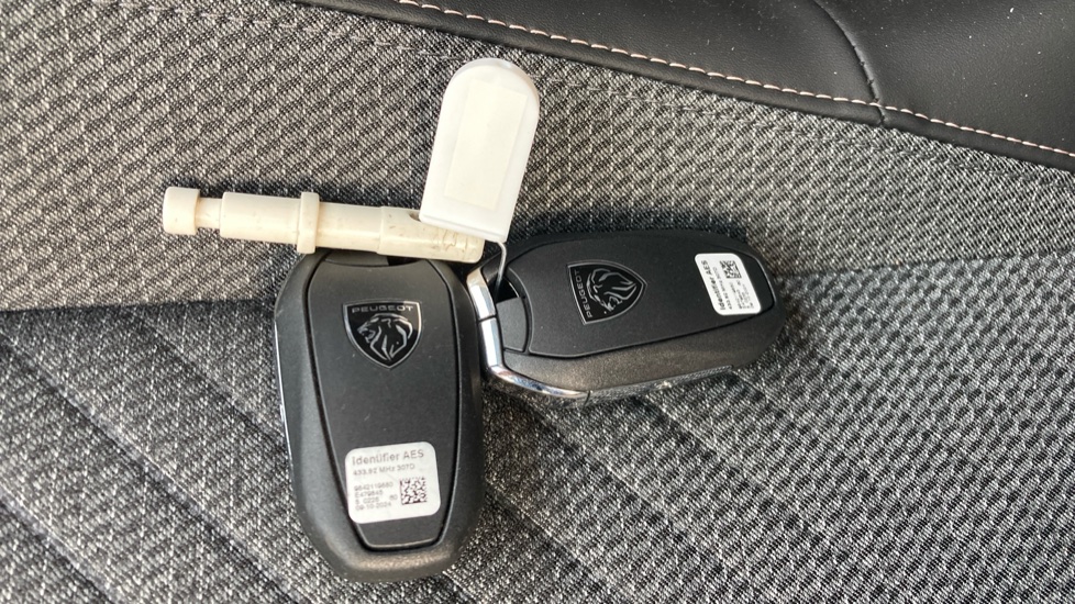 Peugeot 208 1.2 PureTech 100 Allure 5dr Petrol Hatchback - Image 20