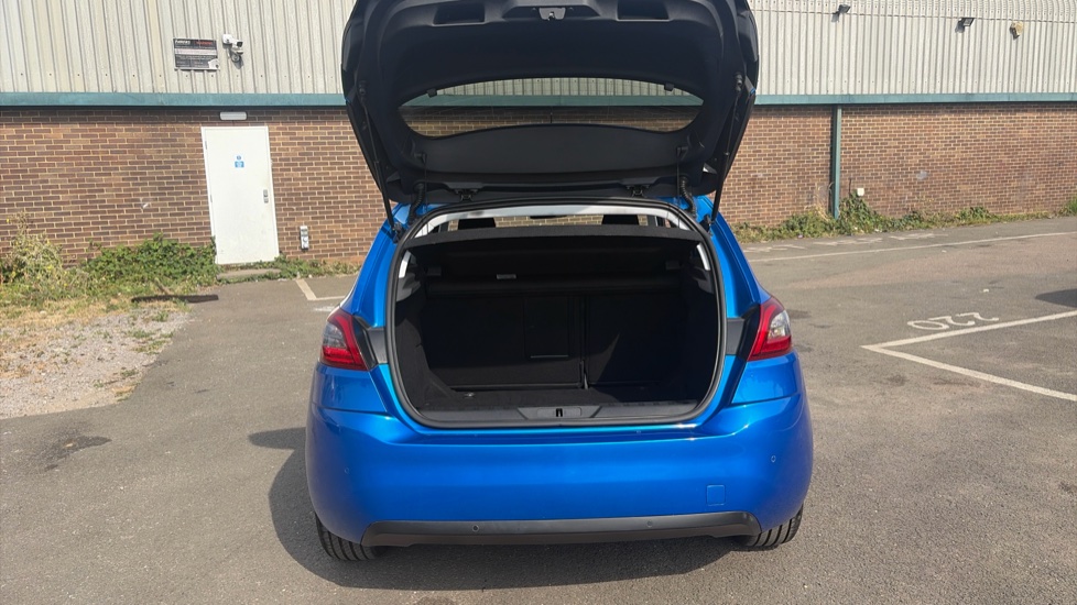 Peugeot 308 1.2 PureTech 130 Allure Premium 5dr [Digital] Petrol Hatchback - Image 4