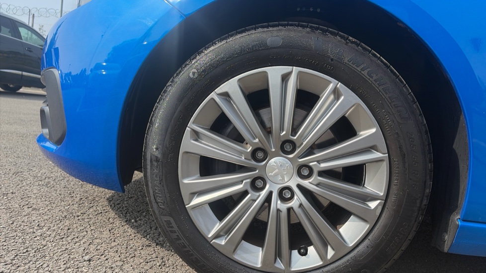 Peugeot 308 1.2 PureTech 130 Allure Premium 5dr [Digital] Petrol Hatchback - Image 7