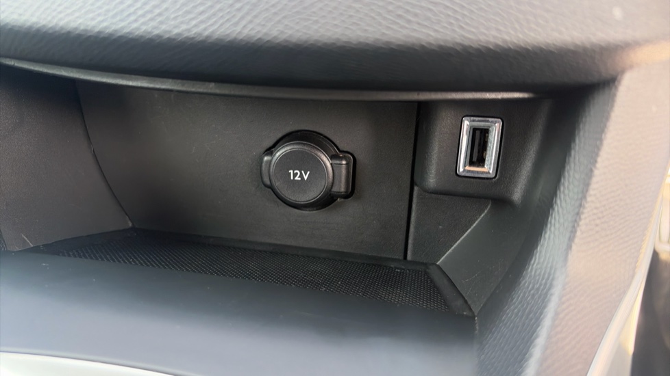 Peugeot 308 1.2 PureTech 130 Allure Premium 5dr [Digital] Petrol Hatchback - Image 25