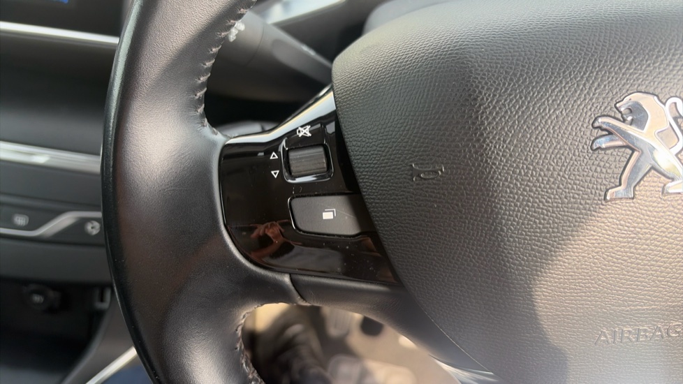 Peugeot 308 1.2 PureTech 130 Allure Premium 5dr [Digital] Petrol Hatchback - Image 28