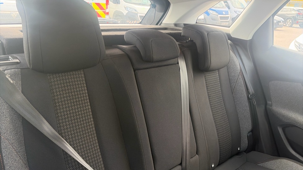 Peugeot 3008 1.2 PureTech Active 5dr Petrol Estate - Image 15