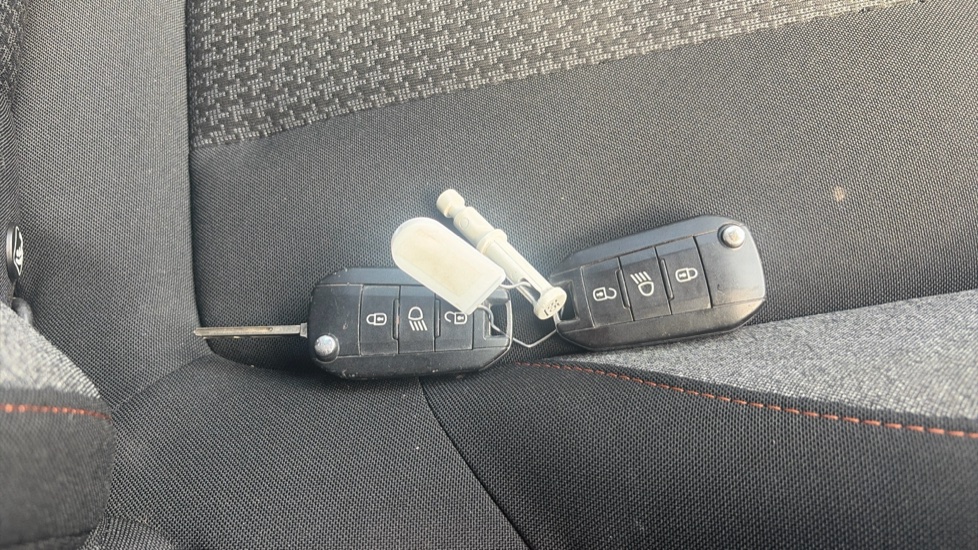 Peugeot 3008 1.2 PureTech Active 5dr Petrol Estate - Image 20