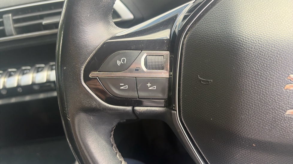 Peugeot 3008 1.2 PureTech Active 5dr Petrol Estate - Image 21
