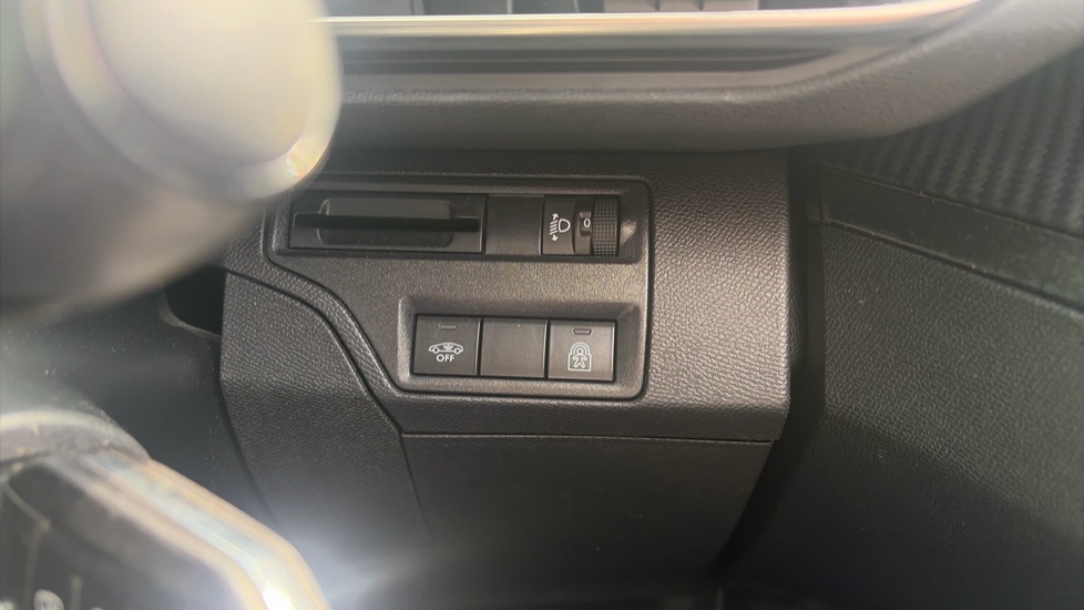 Peugeot 3008 1.2 PureTech Active 5dr Petrol Estate - Image 23