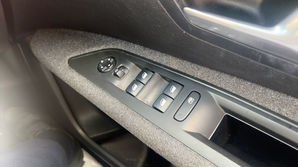 Peugeot 3008 1.2 PureTech Active 5dr Petrol Estate - Image 24