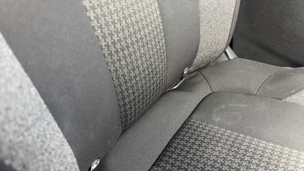 Peugeot 3008 1.2 PureTech Active 5dr Petrol Estate - Image 30