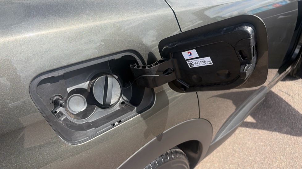 Peugeot 3008 1.2 PureTech Active 5dr Petrol Estate - Image 33