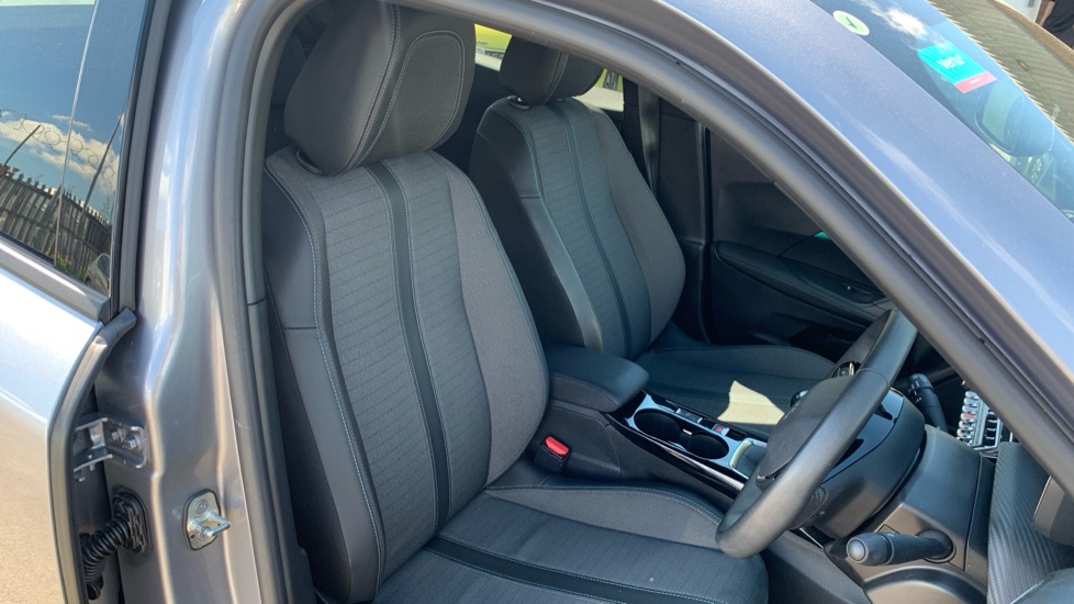 Peugeot 2008 1.2 PureTech Allure Premium+ 5dr Petrol Estate - Image 33