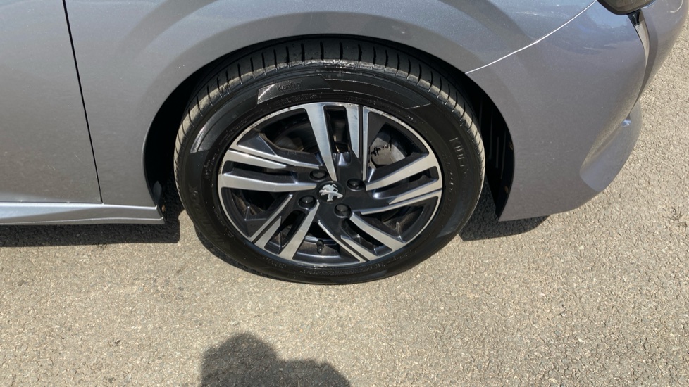 Peugeot 208 1.2 PureTech 100 Active Premium + 5dr Petrol Hatchback - Image 30