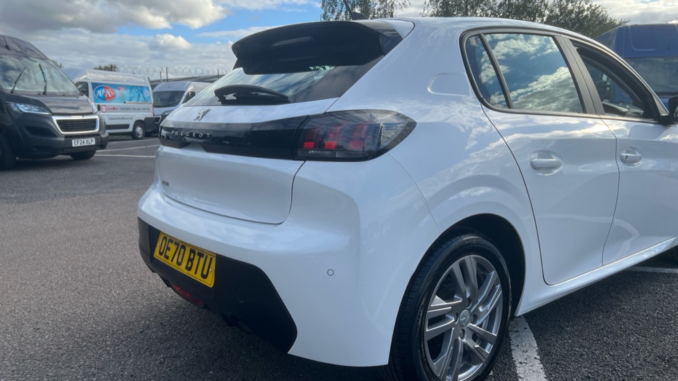 Peugeot 208 1.2 PureTech Active 5dr Petrol Hatchback - Image 22