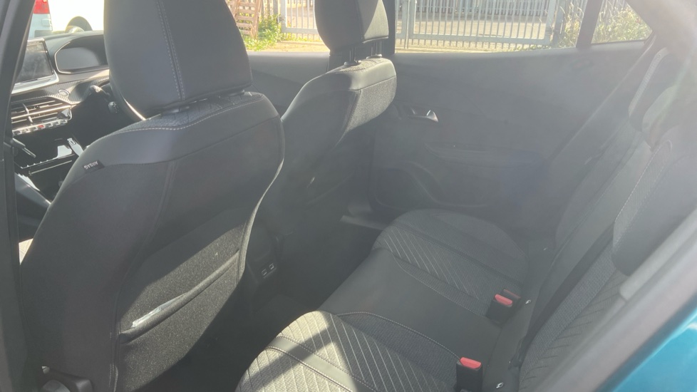 Peugeot 2008 1.2 PureTech Allure 5dr Petrol Estate - Image 16