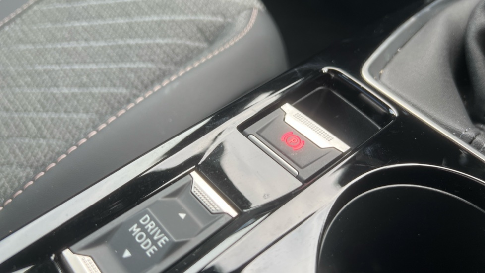 Peugeot 2008 1.2 PureTech Allure 5dr Petrol Estate - Image 17