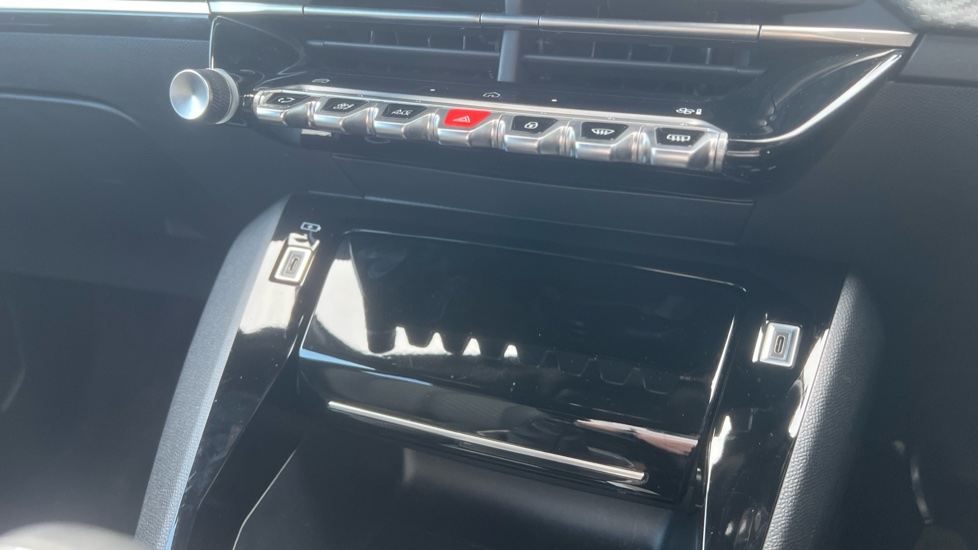 Peugeot 2008 1.2 PureTech Allure 5dr Petrol Estate - Image 30