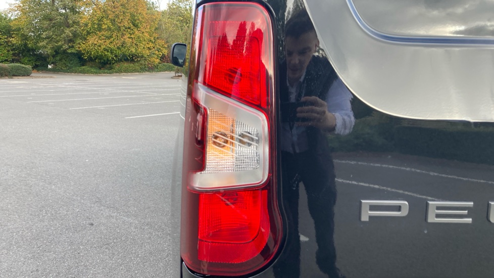 Peugeot Partner Xl Diesel 1.5 BlueHDi 130 Professional Plus Van EAT8 - Image 21