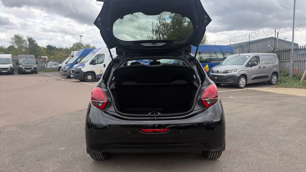 Peugeot 208 1.2 PureTech Allure Premium 5dr [Start Stop] Petrol Hatchback - Image 4