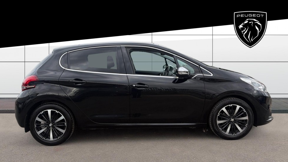 Peugeot 208 1.2 PureTech Allure Premium 5dr [Start Stop] Petrol Hatchback - Image 5