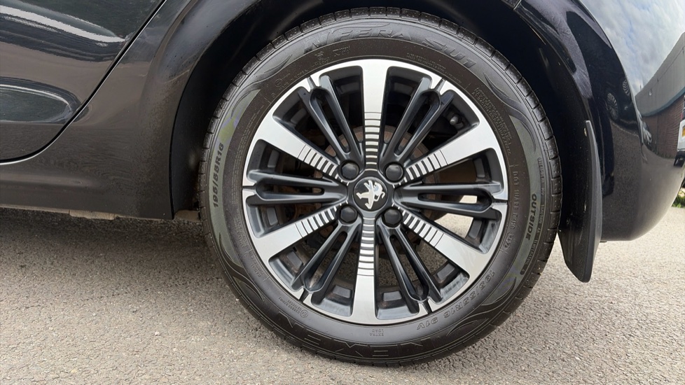 Peugeot 208 1.2 PureTech Allure Premium 5dr [Start Stop] Petrol Hatchback - Image 7
