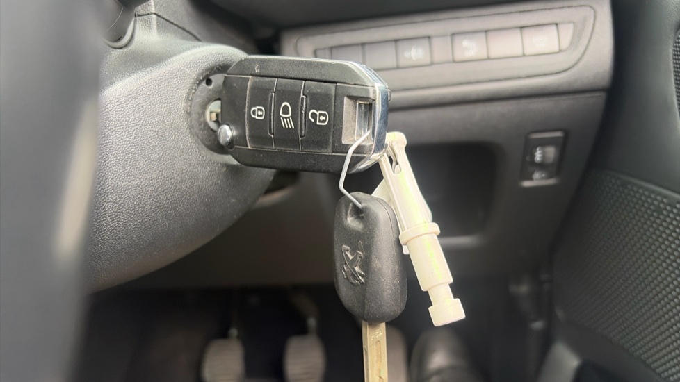 Peugeot 208 1.2 PureTech Allure Premium 5dr [Start Stop] Petrol Hatchback - Image 20