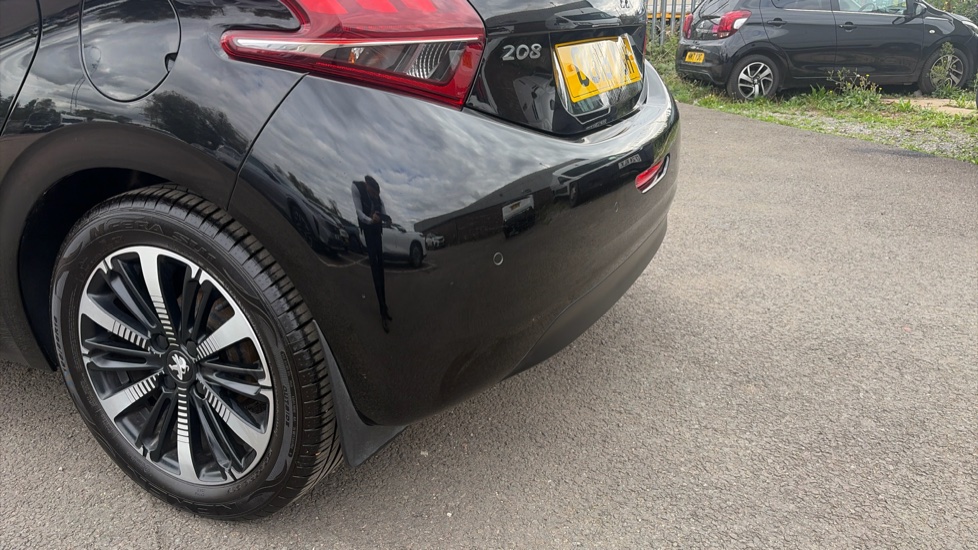 Peugeot 208 1.2 PureTech Allure Premium 5dr [Start Stop] Petrol Hatchback - Image 22