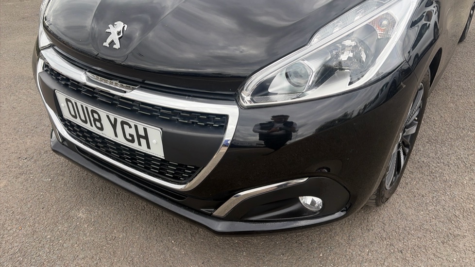 Peugeot 208 1.2 PureTech Allure Premium 5dr [Start Stop] Petrol Hatchback - Image 27