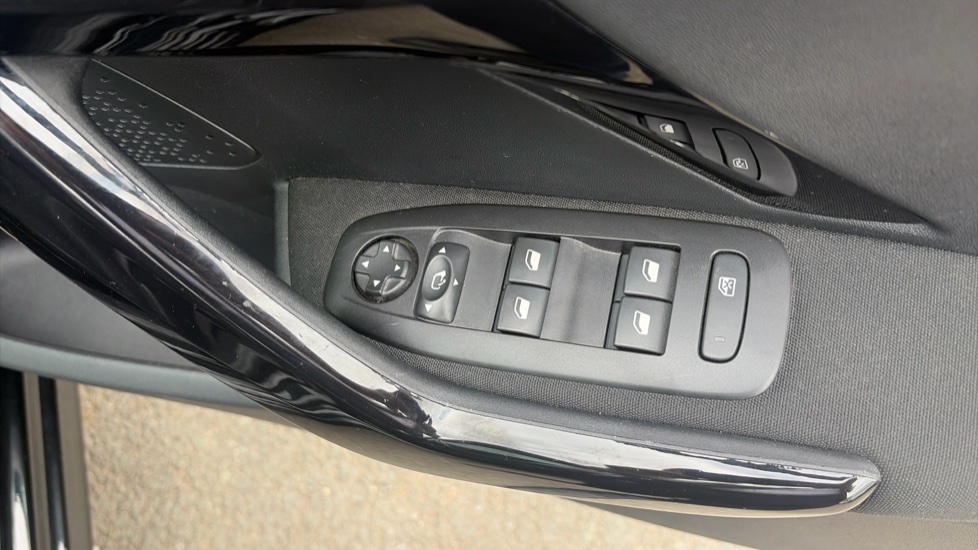 Peugeot 208 1.2 PureTech Allure Premium 5dr [Start Stop] Petrol Hatchback - Image 28