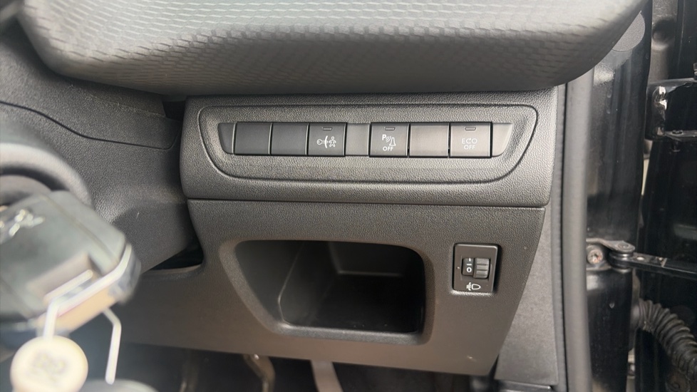 Peugeot 208 1.2 PureTech Allure Premium 5dr [Start Stop] Petrol Hatchback - Image 29