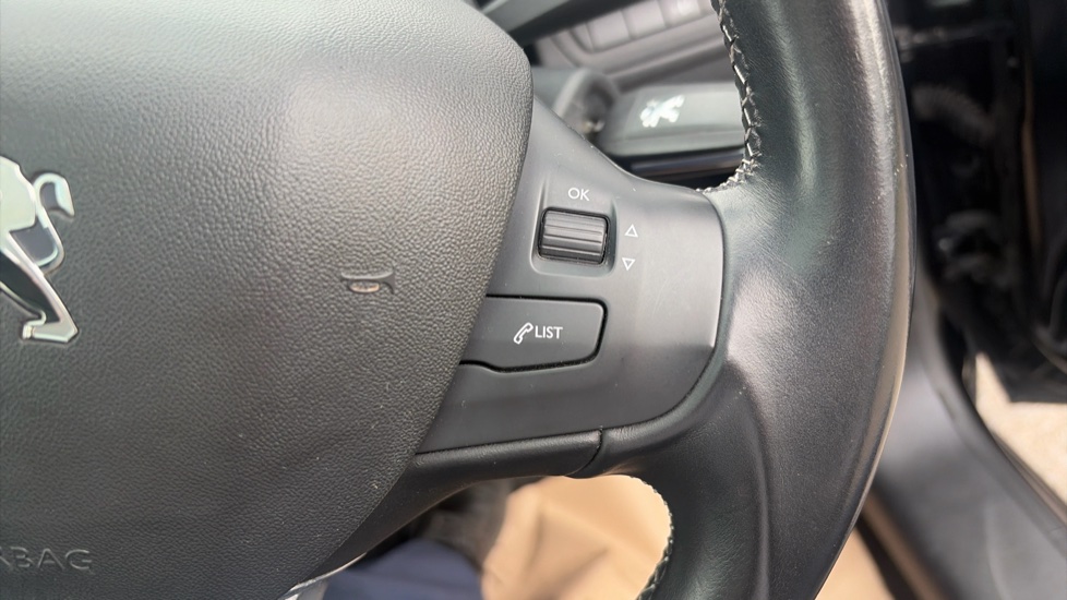 Peugeot 208 1.2 PureTech Allure Premium 5dr [Start Stop] Petrol Hatchback - Image 30