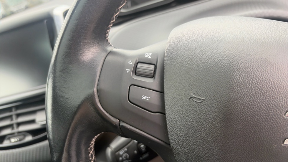 Peugeot 208 1.2 PureTech Allure Premium 5dr [Start Stop] Petrol Hatchback - Image 31
