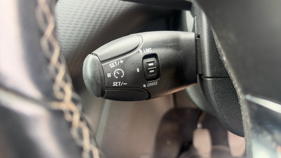 Peugeot 208 1.2 PureTech Allure Premium 5dr [Start Stop] Petrol Hatchback - Image 34