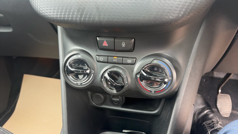 Peugeot 208 1.2 PureTech Allure Premium 5dr [Start Stop] Petrol Hatchback - Image 35